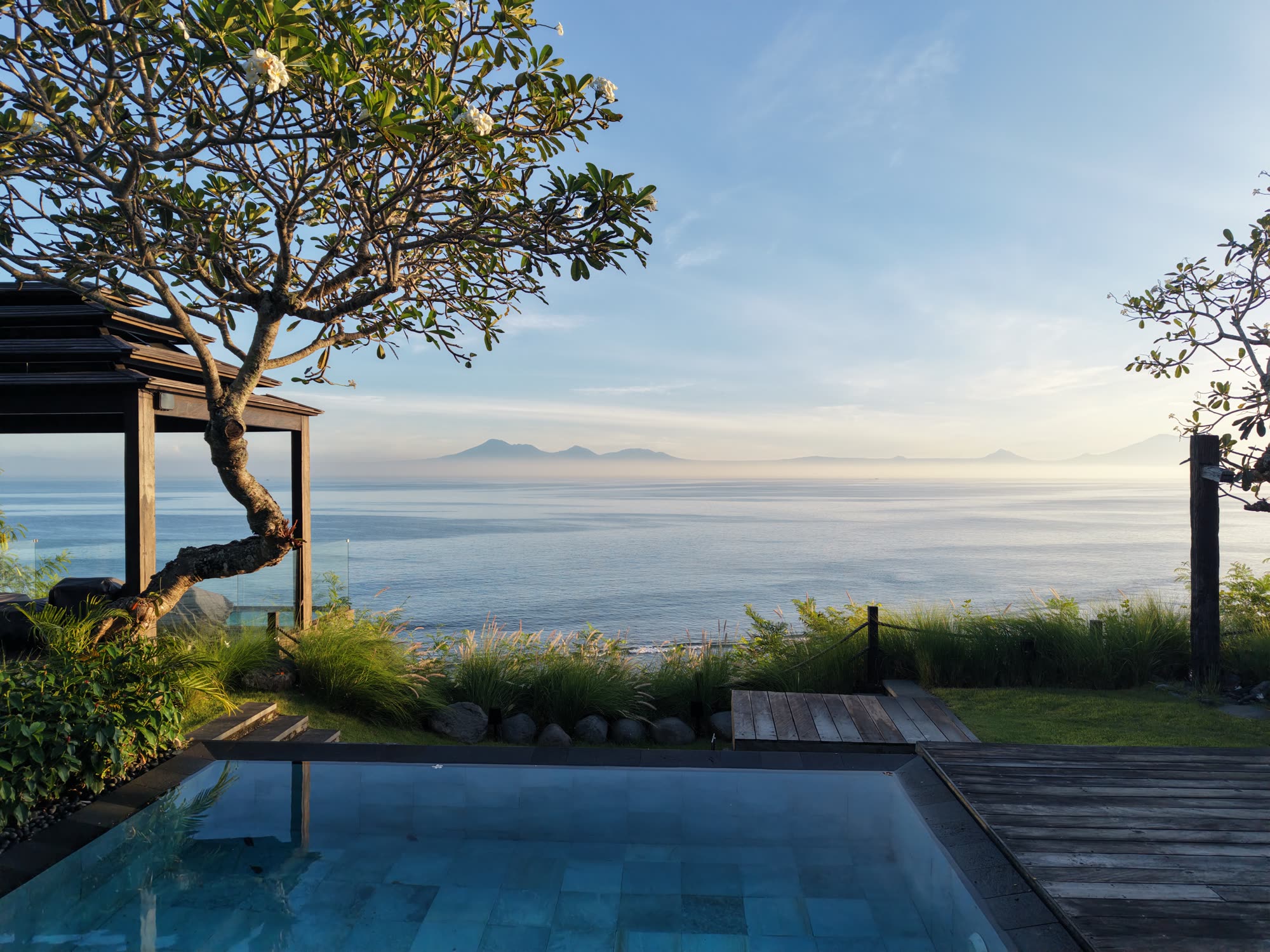 The pool and ocean horizon